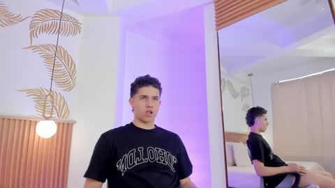 Snapshot of theohawke_ chatting on 23, 12, 2024 THEO- MATEO online show from 23, 12, 2024