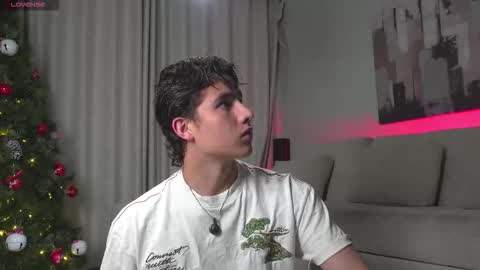 Snapshot of theohawke_ chatting on 21, 12, 2025 THEO- MATEO online show from 21, 12, 2025