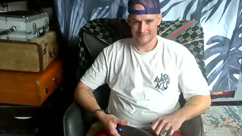 Snapshot of theoutfitter chatting on 19, 2, 2025 MISTERPOWERS online show from 19, 2, 2025