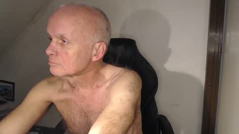 Snapshot of thestrip01 chatting on 4, 12, 2025 NudeDJ online show from 4, 12, 2025