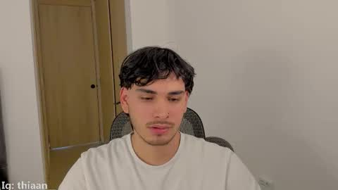 Snapshot of thiaan__ chatting on 25, 10, 2025 thiaan__ online show from 25, 10, 2025