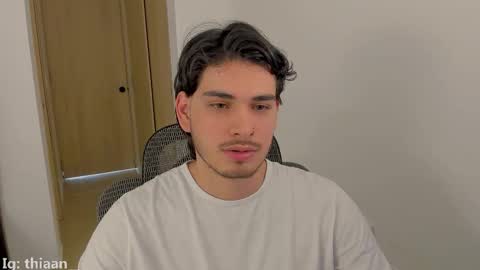 Snapshot of thiaan__ chatting on 27, 10, 2025 thiaan__ online show from 27, 10, 2025