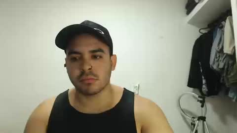Snapshot of thiagohot_xx chatting on 21, 11, 2025 Thiago online show from 21, 11, 2025