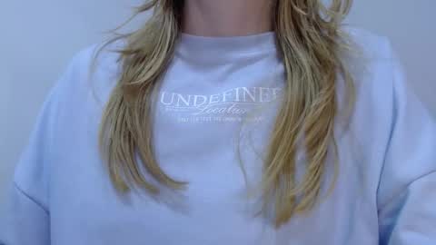 Snapshot of thin33 chatting on 8, 11, 2025 sara online show from 8, 11, 2025