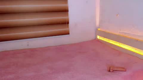 Snapshot of thinkoflaura chatting on 26, 11, 2025 LAURA online show from 26, 11, 2025