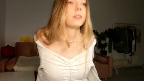 Snapshot of thisisamelia chatting on 9, 3, 2025 Amelia  shows on mondays fridays and sundays  if anything changes im giving updates on my fansly  online show from 9, 3, 2025