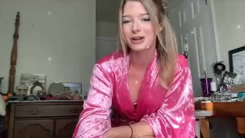 Holly Hills online show from 8, 7, 2026