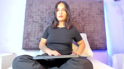 Snapshot of thyra_coral chatting on 8, 4, 2026 thyra coral online show from 8, 4, 2026