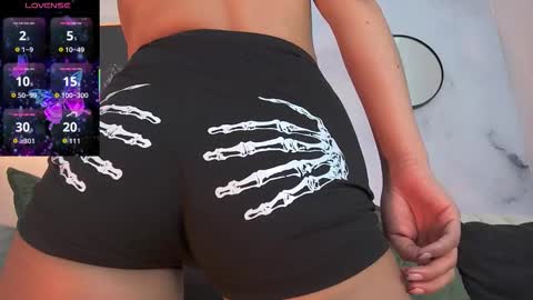 Snapshot of tiffany_low chatting on 27, 10, 2025 tiffany_low online show from 27, 10, 2025