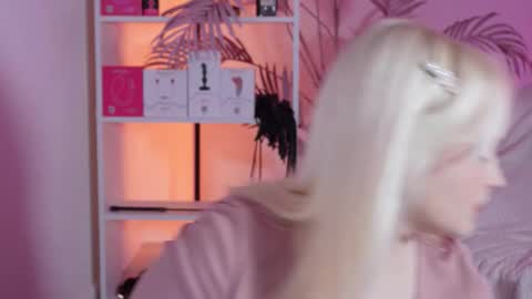 tiffanyjons online show from 17, 3, 2026