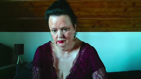 TiffanyMature online show from 22, 11, 2025