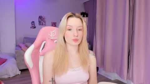 Snapshot of tiffy_fox chatting on 15, 12, 2025 Tiffany online show from 15, 12, 2025