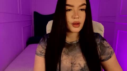 hi im curvy babyface girlie Tina online show from 23, 4, 2026