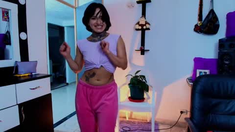 Snapshot of tinnadawson chatting on 15, 1, 2025 I AM BELLA ----------- follow my IG TINNS 69 online show from 15, 1, 2025