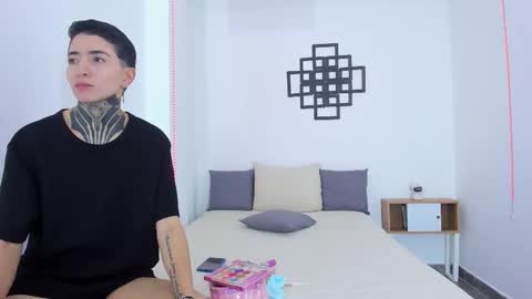 Snapshot of tinny_and_candy chatting on 11, 10, 2025 TINNY AND CANDY online show from 11, 10, 2025