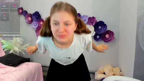 Snapshot of tiny_girl_18 chatting on 4, 4, 2026 Ariana online show from 4, 4, 2026