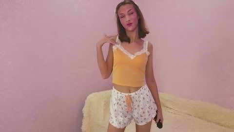Snapshot of tiny_lilyy chatting on 15, 10, 2025 Lily online show from 15, 10, 2025