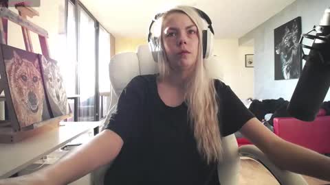 stage Kylie Sinner  brand CLITBAIT online show from 12, 9, 2025