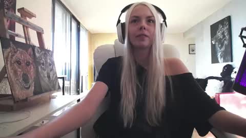 stage Kylie Sinner  brand CLITBAIT online show from 25, 9, 2025