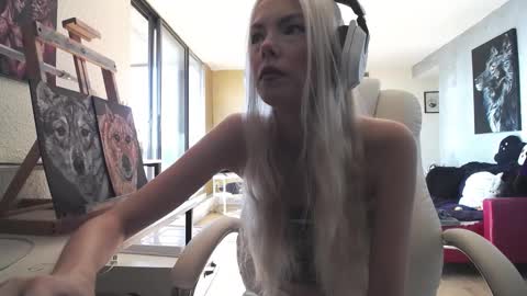 stage Kylie Sinner  brand CLITBAIT online show from 6, 10, 2025