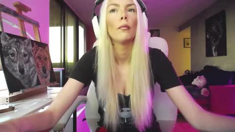 stage Kylie Sinner  brand CLITBAIT online show from 24, 10, 2025