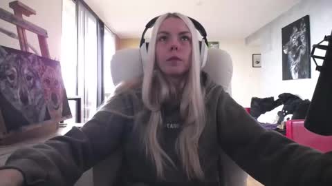 stage Kylie Sinner  brand CLITBAIT online show from 30, 10, 2025