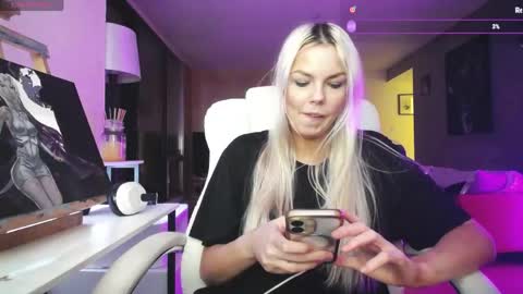Snapshot of tinykylie chatting on 5, 6, 2026 stage Kylie Sinner brand CLITBAIT online show from 5, 6, 2026