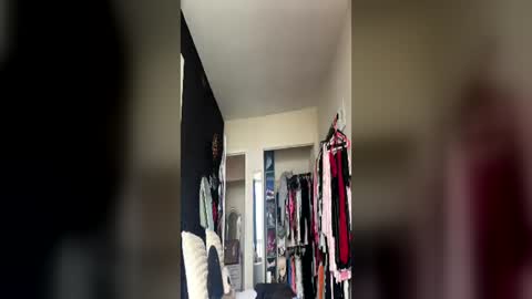 Snapshot of tinykylie chatting on 18, 6, 2026 stage Kylie Sinner brand CLITBAIT online show from 18, 6, 2026