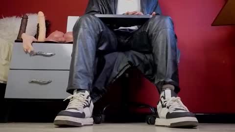 Snapshot of tom_brown12 chatting on 7, 11, 2025 Tom online show from 7, 11, 2025