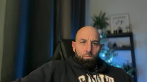 Snapshot of tommyx01 chatting on 21, 12, 2025 Thomas Fit online show from 21, 12, 2025