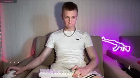 Snapshot of travis_gracile chatting on 18, 6, 2026 Travis online show from 18, 6, 2026