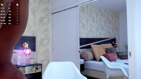 Snapshot of travis_lenox_ chatting on 12, 10, 2025 Travis online show from 12, 10, 2025