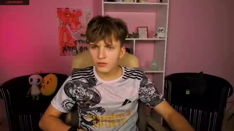 Snapshot of travis_wolf_ chatting on 8, 9, 2025 Travis online show from 8, 9, 2025