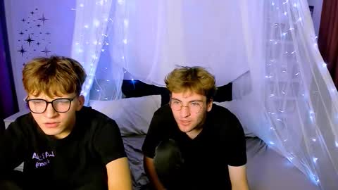 Snapshot of travis_wolf_ chatting on 19, 10, 2025 Travis online show from 19, 10, 2025