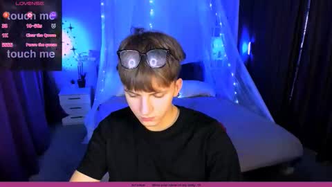 Snapshot of travis_wolf_ chatting on 8, 11, 2025 Travis online show from 8, 11, 2025