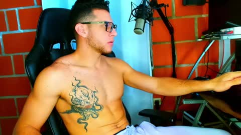 Snapshot of travisdiamonds chatting on 4, 5, 2026 TRAVIS. online show from 4, 5, 2026