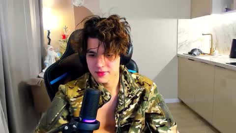 Snapshot of travisrivas chatting on 4, 12, 2025 travisrivas online show from 4, 12, 2025