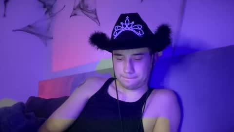 Snapshot of trendygay chatting on 16, 11, 2025 trendygay online show from 16, 11, 2025