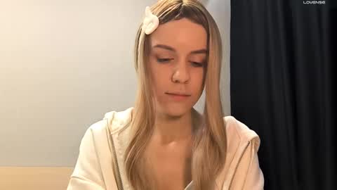 Snapshot of tressamarshbanks chatting on 15, 10, 2025 Alice online show from 15, 10, 2025
