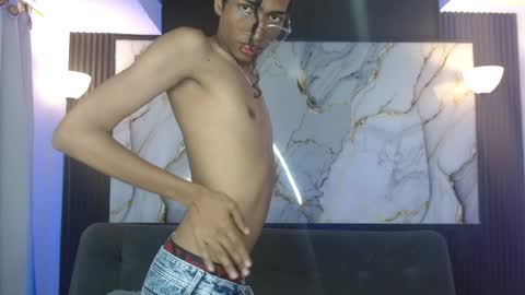 Snapshot of triiangel_latinboy chatting on 28, 4, 2026 Johan online show from 28, 4, 2026