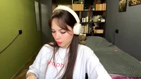 Snapshot of troyalshouse chatting on 16, 12, 2025 Alice online show from 16, 12, 2025