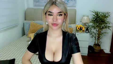 Snapshot of tspearlofasia chatting on 28, 11, 2025 Graciella online show from 28, 11, 2025