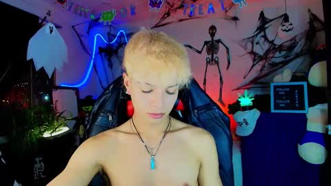 Snapshot of twink_sebas_ chatting on 30, 10, 2025 Bad boy sebastian online show from 30, 10, 2025