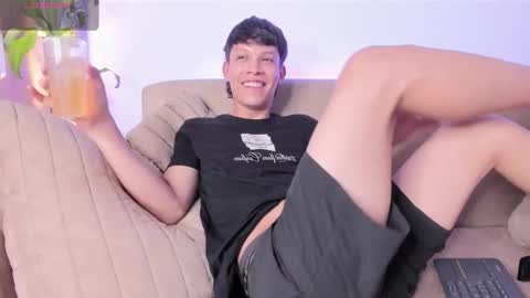 Snapshot of twinksboys_23 chatting on 8, 10, 2025 twinksboys_23 online show from 8, 10, 2025