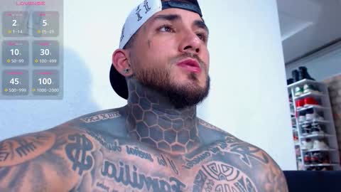 Snapshot of twonaugthy77 chatting on 17, 11, 2025 Angel online show from 17, 11, 2025