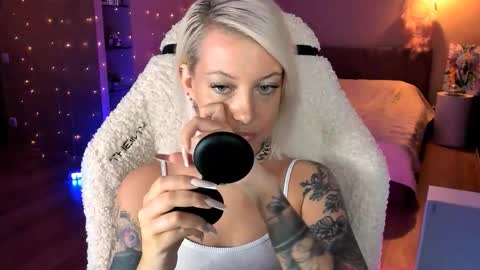 Snapshot of tykioty_miley chatting on 20, 10, 2025 Miley online show from 20, 10, 2025