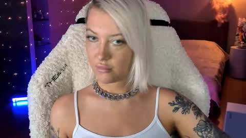 Snapshot of tykioty_miley chatting on 22, 10, 2025 Miley online show from 22, 10, 2025