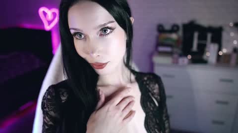 Izzy    online show from 7, 12, 2024