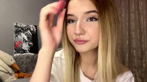 Snapshot of ulalittlepage chatting on 4, 12, 2025 Vikki online show from 4, 12, 2025