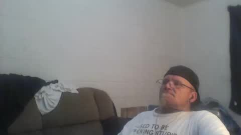 Snapshot of unclemuff chatting on 23, 12, 2025 unclemuff online show from 23, 12, 2025